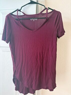 Mudd Short Sleeve V-Neck Top in Wine